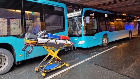 Ein Bus steht mit zerbrochener Schreibe hinter einem weiteren Bus