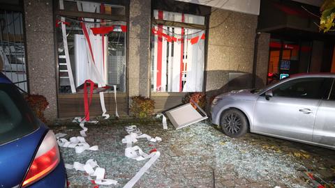 Das Sparkassen-Gebäude in Buseck nach der Geldautomaten-Sprengung. 