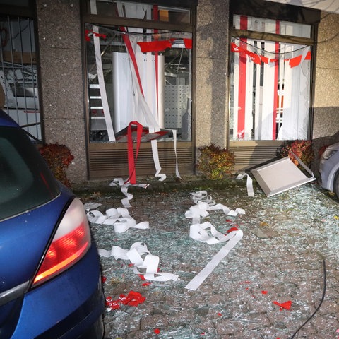 Das Sparkassen-Gebäude in Buseck nach der Geldautomaten-Sprengung. 