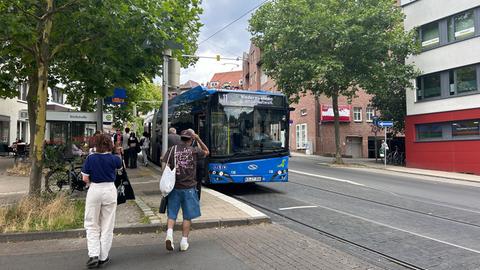 Ein Bus steht an der Teichstraße in Kassel