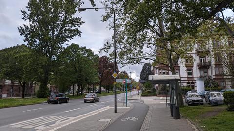 Leere Bushaltestelle ohne Menschen in Frankfurt