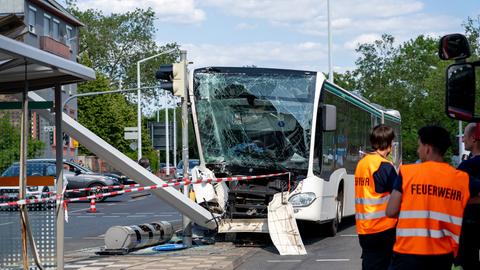 Bus und stationärer Blitzer sind beschädigt.