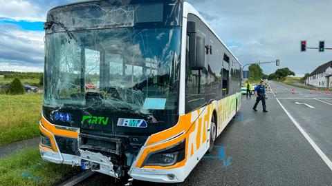 Demolierter Bus mit zerbrochener Frontscheibe
