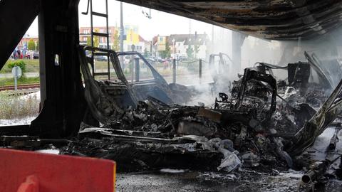 Zerstörte Autos nach dem Güterzugbrand in Butzbach
