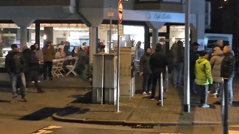 Demonstranten vor dem Café "Zeitlos" in Erbach