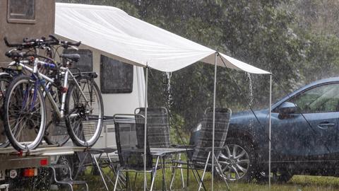 Starker Regen fällt auf einem Campingplatz