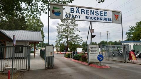 Schild "Bärensee Stadt Bruchköbel" über dem Eingang zu einem Campingplatz
