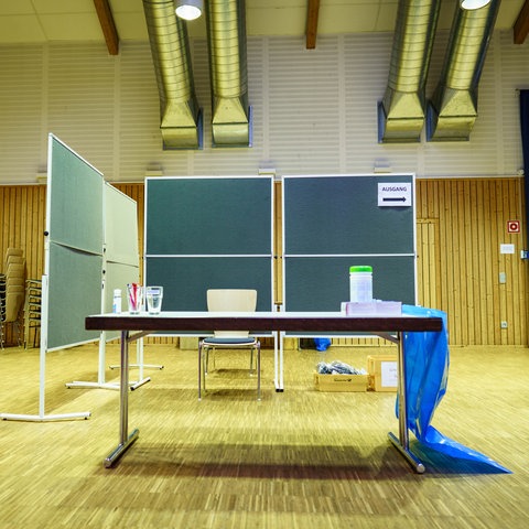 Tisch steht in einer Halle 