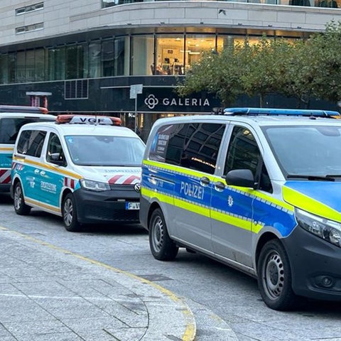 Links eins der von der Polizei veröffentlichten Fahndungsbilder, rechts Einsatzfahrzeuge an der Hauptwache.