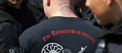 Neonazi mit einem "C18"-Tattoo im Nacken