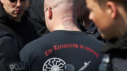 Neonazi mit einem "C18"-Tattoo im Nacken