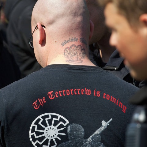 Neonazi mit einem "C18"-Tattoo im Nacken