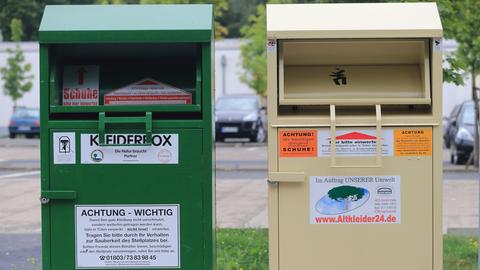 Zwei Altkleidercontainer