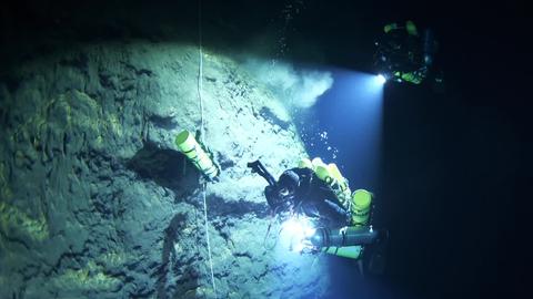 Höhlentaucher unter Wasser