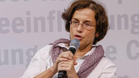 Cornelia Koppetsch spricht auf einer Bühne in ein Mikrofon