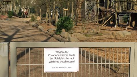 Am geschlossenen Tor vor einem Spielplatz in Bad Homburg hängt ein Schild: Wegen der Corona-Pandemie bis auf Weiteres geschlossen.