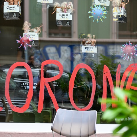 Das Schaufenster eines Friseurgeschäfts " auf der Berger Straße in Frankfurt ist mit dem Wort "Corona" bemalt. 