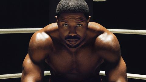 Filmplakat des Hauptdarstellers des Films Creed 3, Michael B. Jordan, der in Boxershorts in einem Boxring sitzt