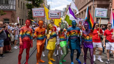 Teilnehmer des Christopher Street Day in Frankfurt posieren für die Kamera.