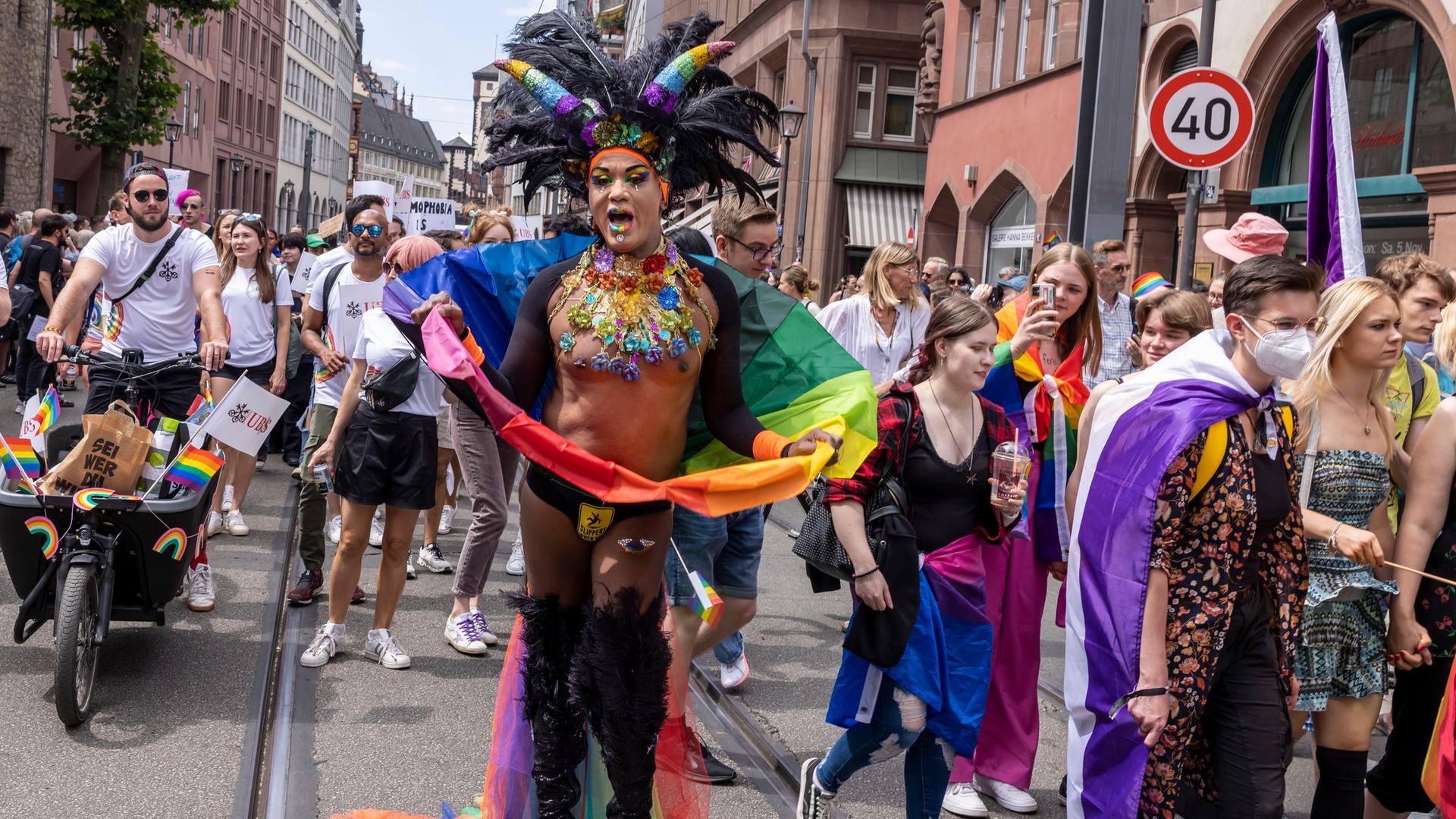 13.500 Menschen bei ChristopherStreetDayParade in Frankfurt
