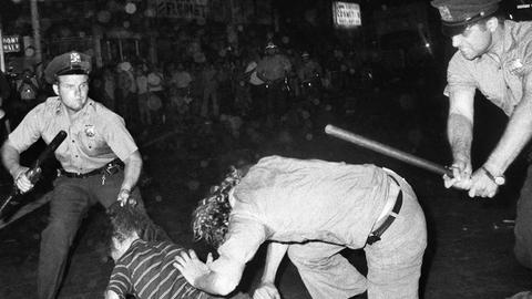 Polizeibeamte gehen 1970 mit Schlagstöcken nach einem Gay Power Marsch in New York gegen junge Männer vor. 
