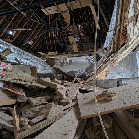 Eingestürzte Decke im Hörsaal 205 der Uni Marburg