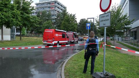 Feuerwehr und Polizei stehen am Campus Lichtwiese der TU Darmstadt