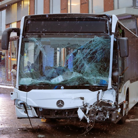 Zerstörte und gesplitterte Bus-Frontscheibe