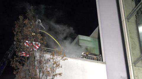 Das Feuer griff in Darmstadt auf die Außenfassade des Wohnhauses über. 