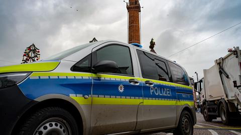 Auf dem Darmstädter Luisenplatz steht nach einer Attacke auf einen Obdachlosen ein Polizeiauto. Im Hintergrund ist das Ludwigsmonument zu sehen.