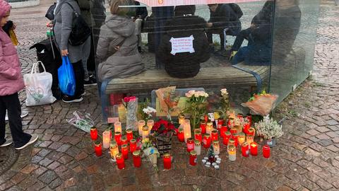 Kerzen am Luisenplatz erinnern an den getöteten 57-Jährigen.