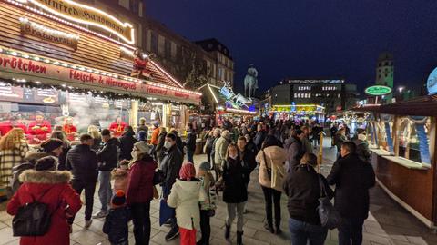 Der Darmstädter Weihnachtsmarkt am ersten Abend gut besucht.