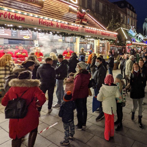 Der Darmstädter Weihnachtsmarkt am ersten Abend gut besucht.
