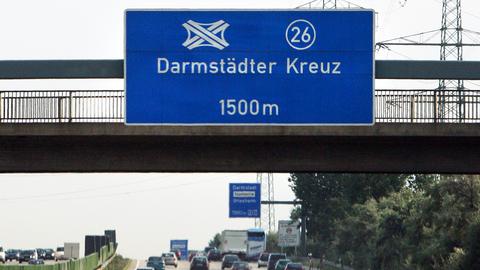 Schild "Darmstädter Kreuz" an einer Autobahn.