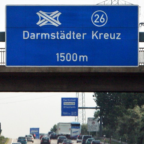 Schild "Darmstädter Kreuz" an einer Autobahn.