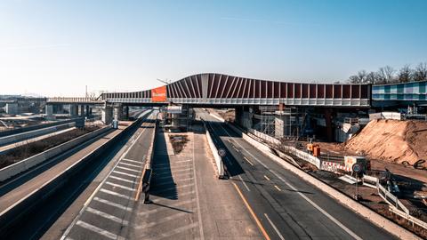 Eine Baustelle an einer Autobahnbrücke.