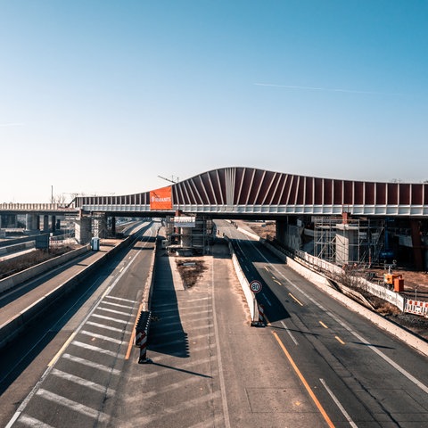 Eine Baustelle an einer Autobahnbrücke.