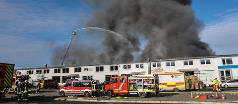 Feuerwehrleute bei dem Großeinsatz an der Lagerhalle in Dautphetal-Dautphe. 