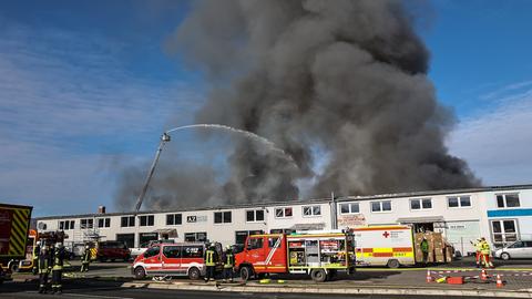 Feuerwehrleute bei dem Großeinsatz an der Lagerhalle in Dautphetal-Dautphe. 