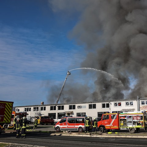 Feuerwehrleute bei dem Großeinsatz an der Lagerhalle in Dautphetal-Dautphe. 