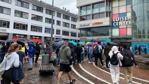 Demonstration vor Ausländerbehörde am Darmstädter Luisenplatz