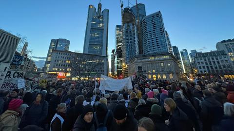 Ein paar tausend Menschen versammelten sich auf dem Roßmarkt in Frankfurt.