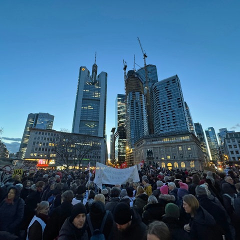 Ein paar tausend Menschen versammelten sich auf dem Roßmarkt in Frankfurt.