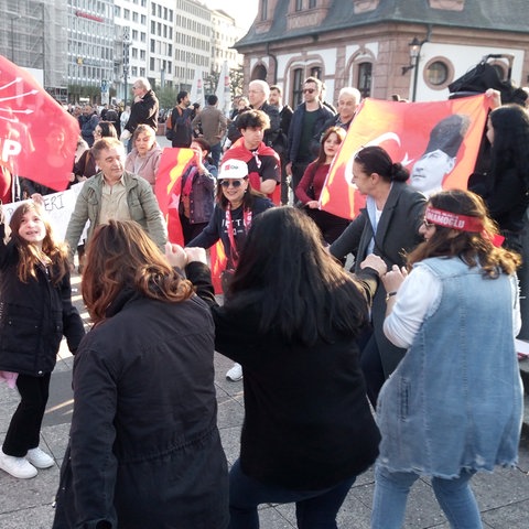 Demonstrieren Sie Tanszen und Hauptwache von Tanszen und Schwenken Fahnen.