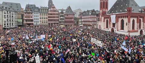 Zehntausende Menschen haben vor dem Frankfurter Römer gegen Rechtsextremismus protestiert.