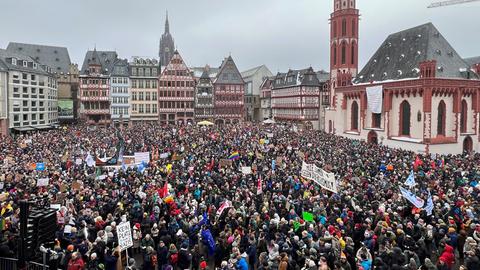 Zehntausende Menschen haben vor dem Frankfurter Römer gegen Rechtsextremismus protestiert.