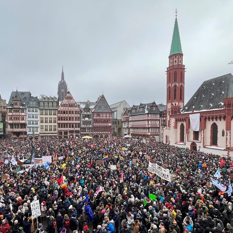 Zehntausende Menschen haben vor dem Frankfurter Römer gegen Rechtsextremismus protestiert.