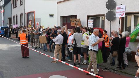 Gegner von Ken Jebsen demonstrieren vor dem Kolpinghaus in Bensheim