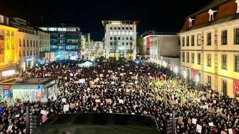 Tausende Demonstrierende auf dem Fuldaer Uniplatz 
