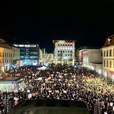 Tausende Demonstrierende auf dem Fuldaer Uniplatz 